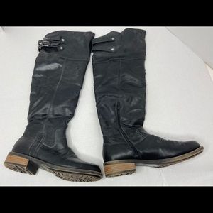 Black winter boots
